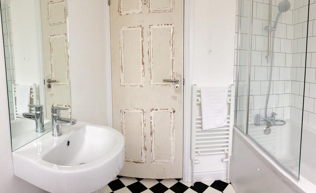 مبيت وإفطار نيوكويي The Blue Door المظهر الخارجي الصورة